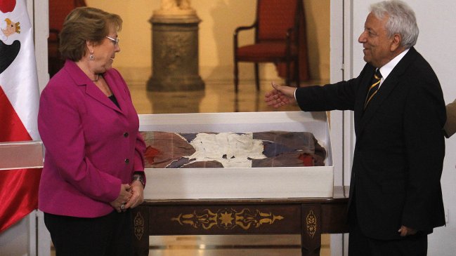 Devuelven bandera rescatada de La Moneda tras golpe de Estado de 1973