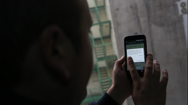 Mujer atacó a su pareja con un cuchillo al descubrirlo revisando su celular