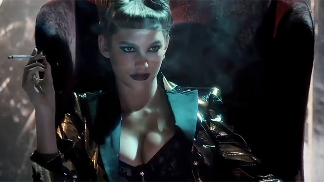 Revista reúne a las mujeres más bellas del año en sensuales sesiones