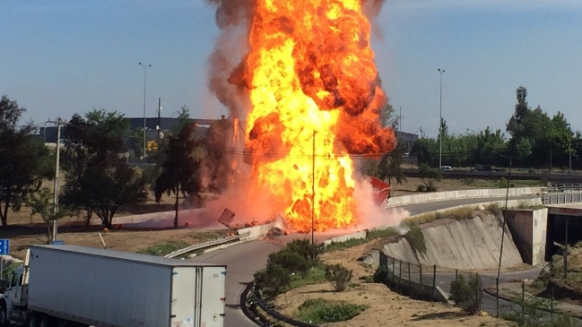 Camión que transportaba gas explotó al volcarse en Vespucio Norte