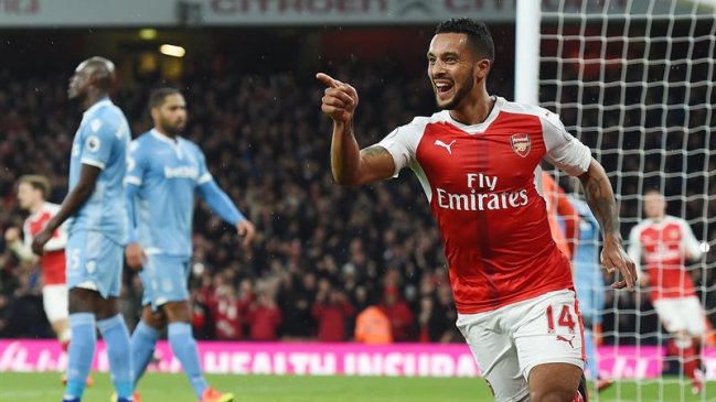 Arsenal derrotó a Stoke City en un trabajado partido y alcanzó el liderato en Inglaterra