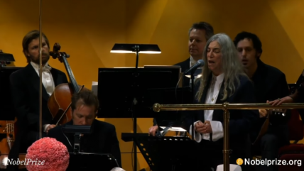 Patti Smith homenajeó a Dylan en los Nobel y olvidó letra de la canción