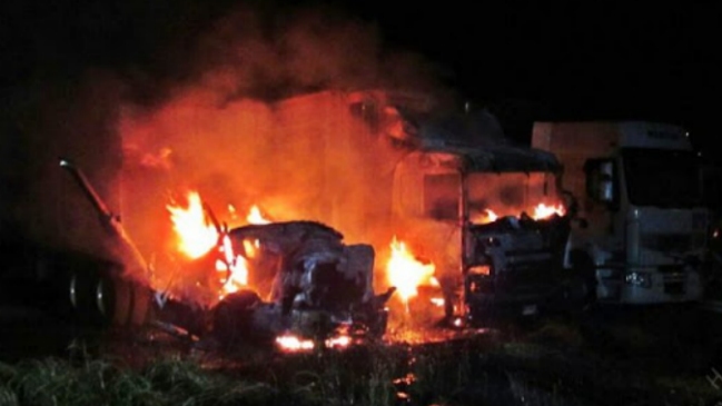 Investigan incendio de dos camiones frente a Tenencia de Carreteras de Osorno