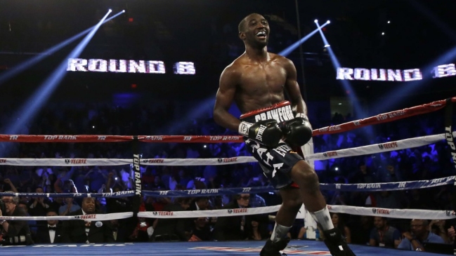 Terence Crawford retuvo sus coronas de peso welter ligero tras vencer a Molina por KO