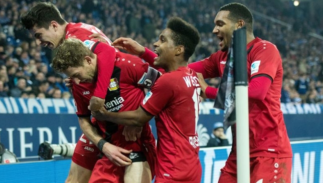 Con Aránguiz de titular, Leverkusen venció agónicamente a Schalke 04