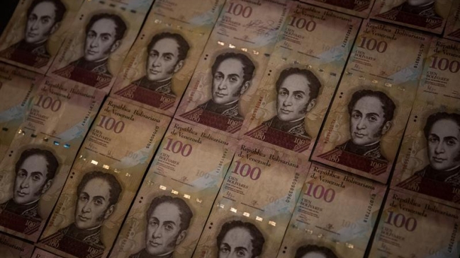Maduro ordenó recoger billetes de 100 bolívares para hacer frente a 