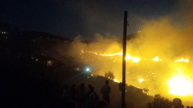 Alerta roja por incendio forestal en Reñaca Alto