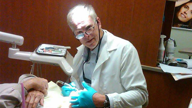 Falso odontólogo que extrajo dientes sin anestesia enfrenta cargos en EE.UU.