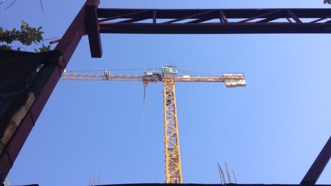 Trabajador protesta en altura luego de ser despedido de construcción