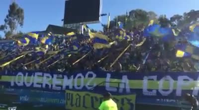   El banderazo de la hinchada de Everton previo a la final de Copa Chile 