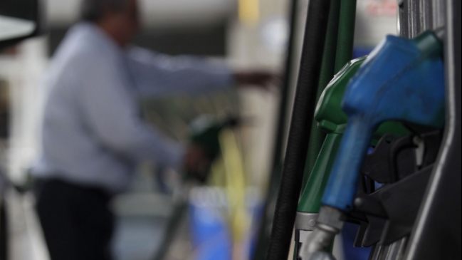 Los precios de todas las bencinas suben este jueves