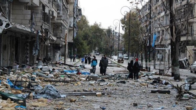 ONU asiste evacuación de zona sitiada de Alepo que empieza entre disparos cruzados