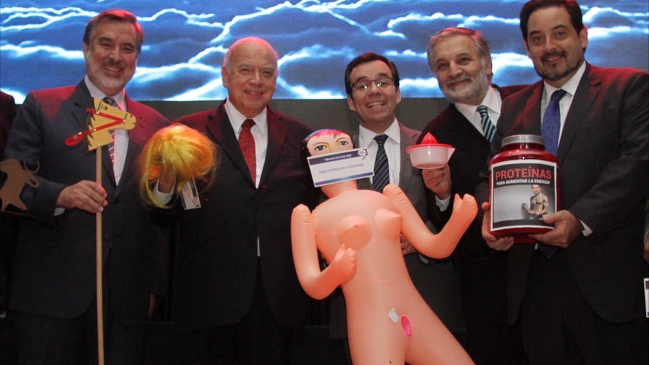 Senador PS: Episodio de la muñeca inflable no ayuda a Guillier ni Insulza