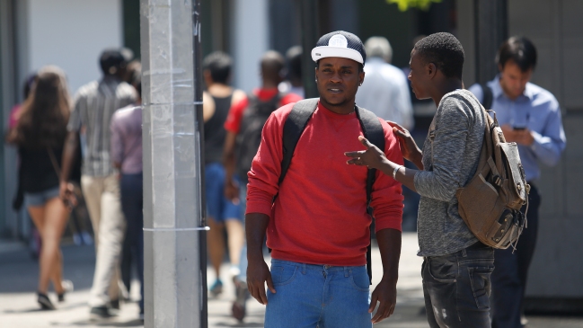 Nueve de cada 10 jóvenes consideran que los extranjeros contribuyen al desarrollo de Chile