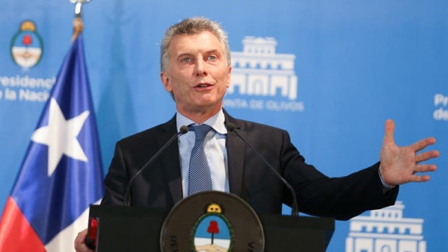 Macri defiende a Piñera: No cree que negocios lo compliquen si regresa a La Moneda