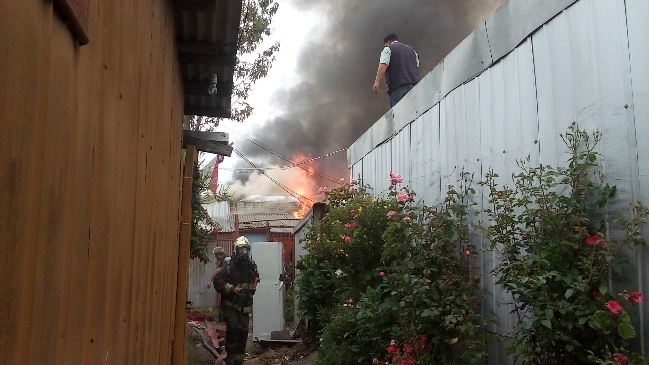 Incendio consumió al menos tres casas en Concepción