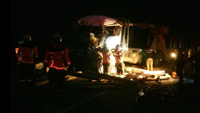 Cuatro muertos en accidente que involucró a dos camiones y un automóvil en ruta Santa Juana-Nacimiento