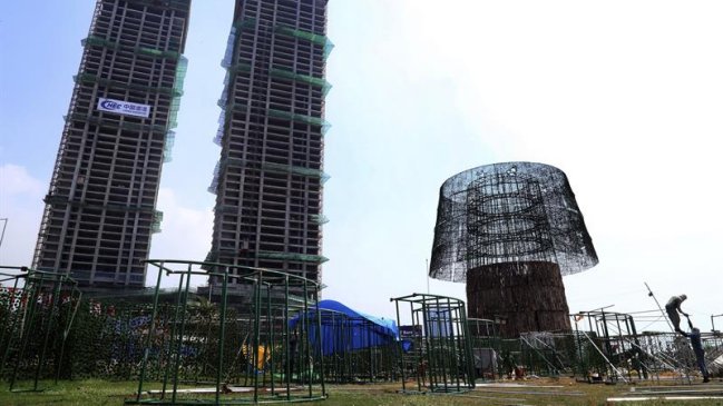 El árbol de Navidad más alto del mundo siembra la discordia en Sri Lanka