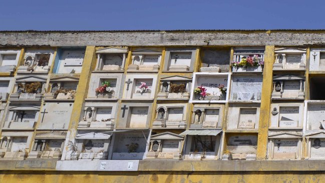 Macabro hallazgo en reducción de restos en Limache: En ataud sólo había un muñeco