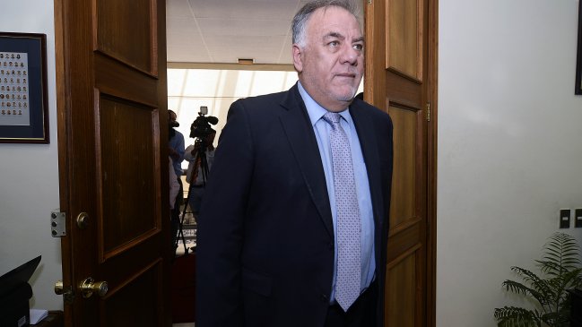 Andrade fustigó críticas de Compagnon a Fiscalía y resaltó parecido con dichos de Piñera