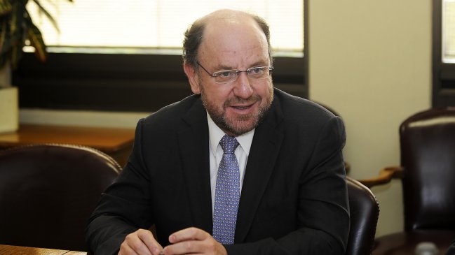 Bajada de Von Mühlenbrock deja camino libre a Alfredo Moreno en la CPC