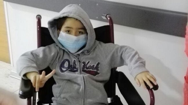 Niño que recibió parte del hígado de su padre fue dado de alta