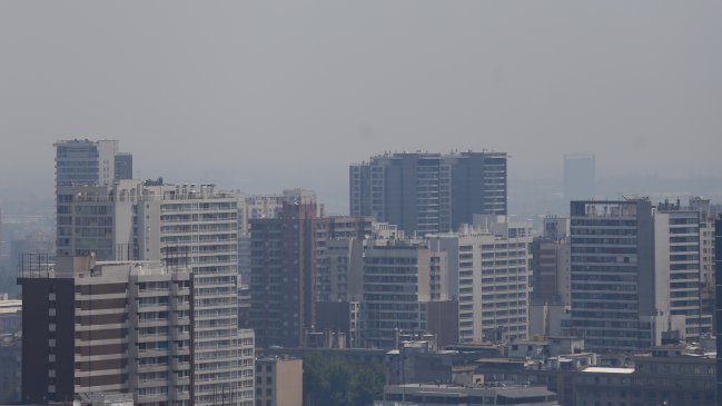 Nube de humo cubre la capital por incendios forestales en Melipilla