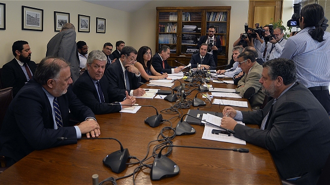 Avanza a la Sala del Senado proyecto que declara feriado el 2 de enero