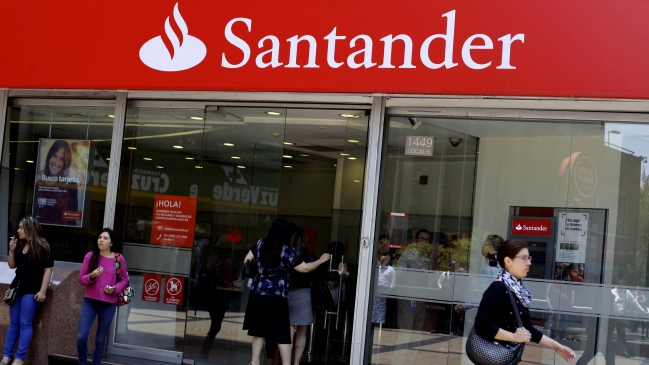 Condenan a Banco Santander por desechar información confidencial en la vía pública