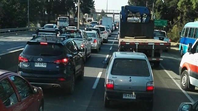 Choque entre micro y un auto generó taco de dos horas en Viña del Mar