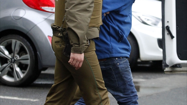 Carabineros detuvo a cinco delincuentes tras robo a supermercado en Ñuñoa