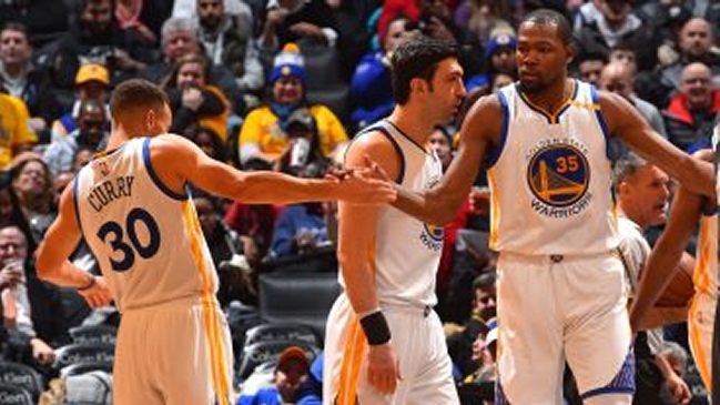 Warriors ganaron y quedaron con la mejor racha tras derrota de los Spurs