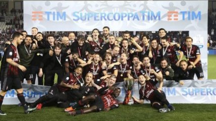   Matías Fernández celebró su primer título en Europa junto a AC Milan 