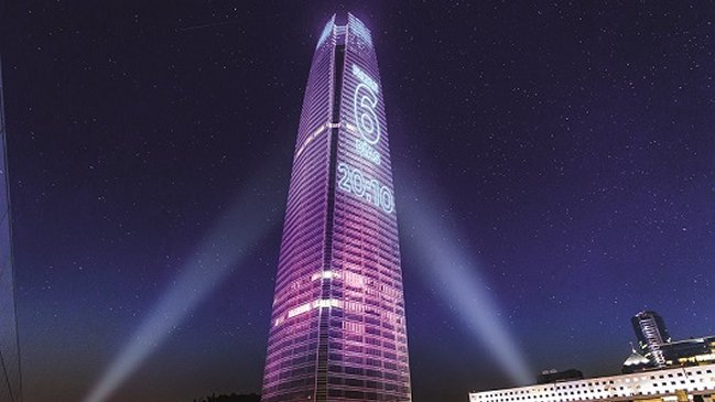 Año Nuevo: Costanera Center realiza desde este lunes inédito show de luces