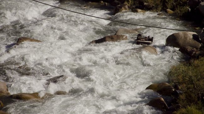 Carabineros y amigos buscan a joven que cayó a las aguas del río Maipo