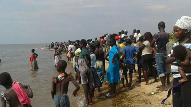 Al menos nueve fallecidos dejó hundimiento de barco que trasladaba equipo de fútbol en Uganda