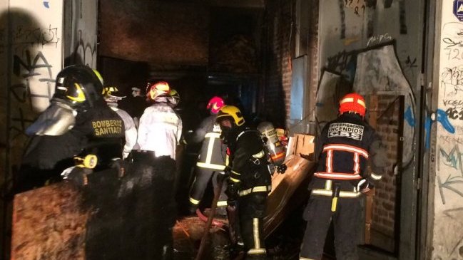 Dos mujeres murieron en incendio de bodega en Santiago