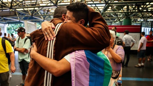 Protestan en Brasil tras el asesinato de un vendedor ambulante que defendió a transexual