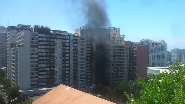 Incendio se registra en edificio de Santiago