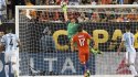 La atajada de Claudio Bravo ante Argentina está dentro de lo mejor de 2016