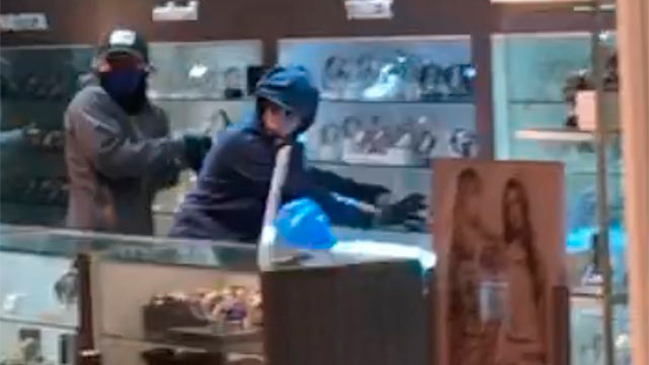 Pareja de oficiales de la PDI frustró asalto a multitienda del mall Arauco Maipú