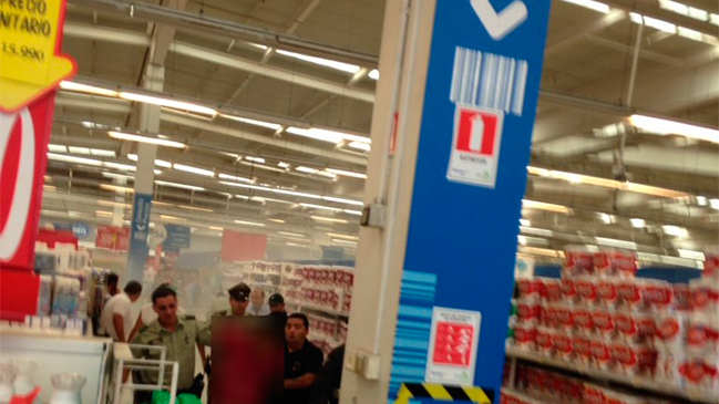 Hombre se intentó quemar a lo bonzo en supermercado de mall Paseo Quilín