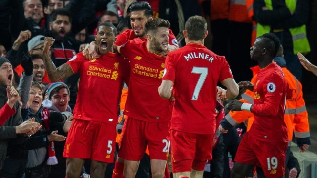 Manchester City de Claudio Bravo cayó ante Liverpool y se alejó de la cima en la Premier League