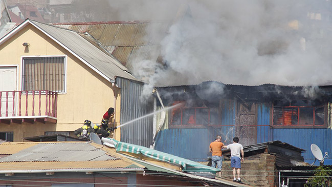 Incendio en vivienda de Valparaíso movilizó a Bomberos