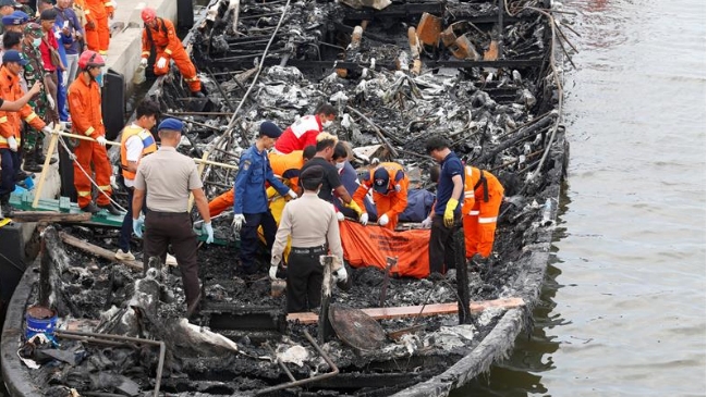 Al menos 23 muertos y 17 desaparecidos tras incendiarse un barco en Indonesia