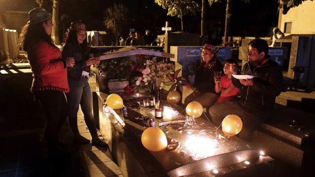 Miles de talquinos repitieron su tradición: celebraron el Año Nuevo en el cementerio