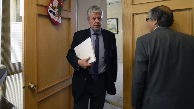 Gobierno evalúa permitir que parlamentarios en ejercicio postulen a cargo de intendente