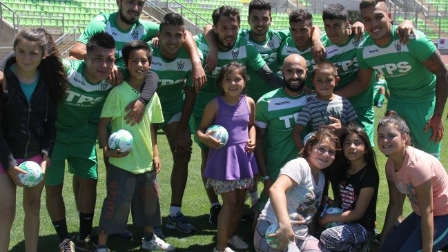 Plantel de Santiago Wanderers compartió con niños afectados por el incendio en Valparaíso