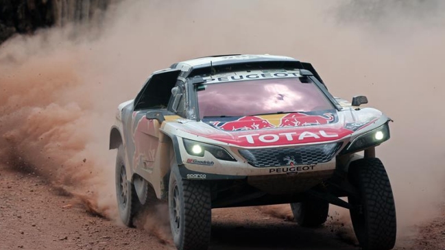 Carlos Sainz abandonó el Dakar tras sufrir un vuelco en la cuarta etapa