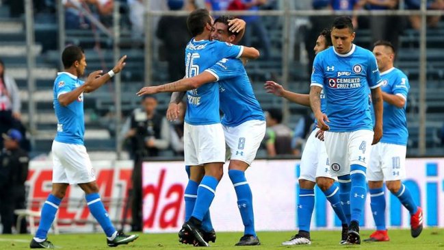 Edson Puch salió lesionado en la caída de Necaxa ante Cruz Azul en el arranque de la liga mexicana